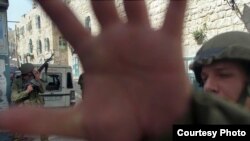 ارتش اسرائيل درماه های اخير صدها نفر از افسران خود را درحالی که هنوز به ميان سالگی نرسيده اند، درچارچوب طرح هائی برای کوچک کردن ارتش، بازخريد کرده است.