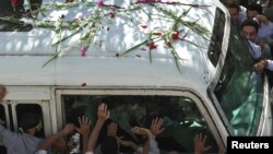 ون آیت الله خامنه ای در میان مردم در قم