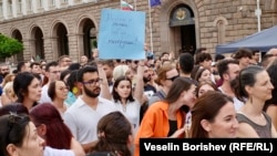 Участничка в протеста в понеделник в София държи плакат с надпис "Мечтая да лекувам, без да мизерувам"