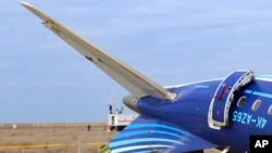 На месцы крышэньня ляйнэра AZAL ў Казахстане. Актаў, 25 сьнежня 2024