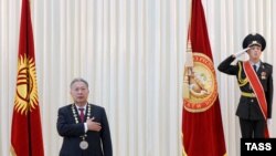 Президент сифатида қасамëдга келтирилган Бакиев мамлакат конституциясига тўлиқ амал қилиш ҳақда қасам ичган.