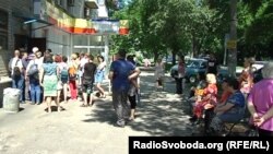 Непідконтрольний Україні Донецьк. Черга людей, які хочуть отримати російський паспорт, 9 червня 2019 року