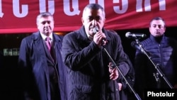 Армен Рустамян выступает на предвыборном митинге АРФД в Ереване, 26 ноября 2018 г.
