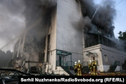 Пожежники намагаються загасити вогонь у будівлі, в яку було влучення під час повітряної російської атаки на Київ. 10 червня 2025 року