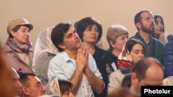 Armenia - Worshippers attend an Easter Mass at the Echmiadzin cathedral of the Armenian Apostolic Church, April 20, 2025.