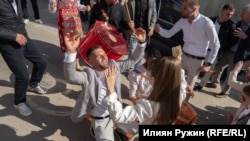 Парите се раздават щедро навсякъде.