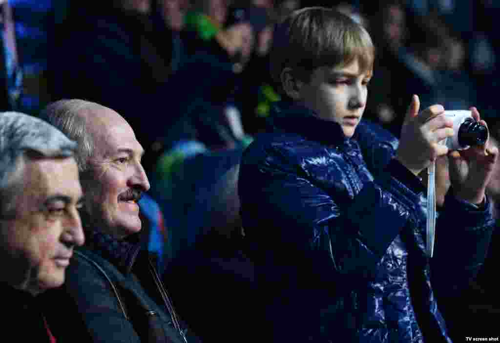 Аляксандар Лукашэнка з сынам Колем на алімпіядзе ў Сочы, 2014.