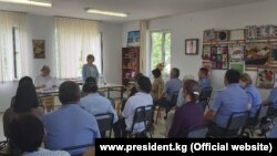 Балдардын укугу боюнча ыйгарым укуктуу өкүл Жыпариса Рысбекова өткөргөн жыйынга тийиштүү мекемелердин, бейөкмөт уюмдардын өкүлдөрү катышты.