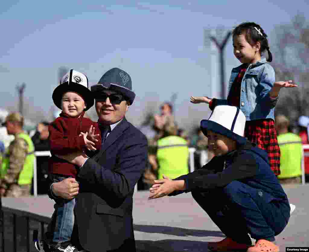 Башкы аянттагы балдар.  21-жыл, 2025. Ош 