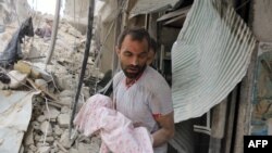Սիրիա – Սիրիացի տղամարդը ռմբակոծության պատճառով փլուզված շինությունից դուրս է բերում մանկահասակ երեխայի մարմինը, Հալեպ, 23-ը սեպտեմբերի, 2016թ․