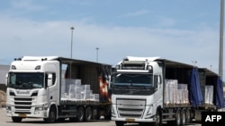 Камиони с помощи чакат да влязат в Ивицата Газа на израелския пропускателен пункт Керем Шалом, 20 май 2025 г.