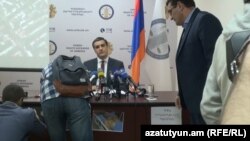 Активисты развесили фотографии и плакаты на столе, за которым представляет свой доклад омбудсмен, Ереван, 21 апреля 2017 г․ 