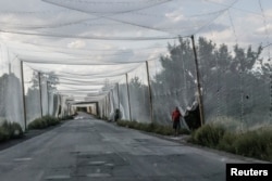 Протидронові сітки над дорогою поблизу прифронтового міста Костянтинівка, Донецька область, Україна, 24 серпня 2025 року