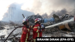 Հրշեջները մարում են նավահանգստում պայթյունից հետո բռնկված գրդեհը, Բեյրութ, 4 օգոստոսի, 2020թ.