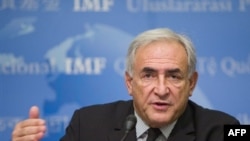 مدیر صندوق بین المللی پول در حال اعلام خبر رای آوردن اصلاحات تازه (عکس از AFP)