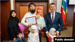 Нижнекамск. Семья Мухиддина Холзода во время получения жилищного сертификата
