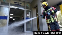 Пожежник дезінфікує вхід до Клінічного центру Чорногорії, Подгориця, 20 березня 2020 року