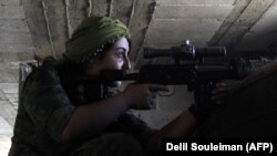 تک‌تیرانداز «نیروهای دمکراتیک سوریه»، شبه‌نظامیان مورد حمایت آمریکا، در رقه