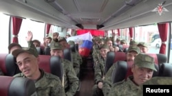 Російські військові, захоплені українськими силами в полон та звільнені під час обміну, повертаються додому. Білорусь, 25 травня 2025 року