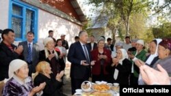 Президент Бакиев халқдан дуо олишга ва қариндошларини лавозимларга тайинлашга қизиқади.