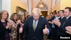 بوریس جانسون در شماره ۱۰ خیابان داونینگ؛ جمعه هنگام بازگشت از دیدار با ملکه الیزابت و پذیرش دوباره پست نخست وزیری بریتانیا