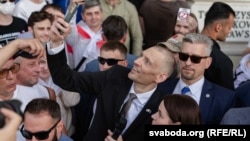 Сьвятлана і Сяргей Ціханоўскія падчас сустрэчы зь беларусамі ў Варшаве. 26 чэрвеня 2025 году