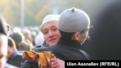 На Старой площади в Бишкеке после праздничного намаза.