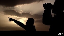 کوبانی در نزدیکی مرز ترکیه قرار دارد؛ جایی که عمده خبرنگاران، گروهی از مردم (در تصویر) و نیروهای نظامی آن کشور قرار دارند