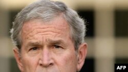 جرج بوش، رييس جمهوری آمريکا، جزئیات طرح ۲۵۰ ميليارد دلاری برای خرید سهام بانک ها را اعلام کرد. (عکس: AFP)