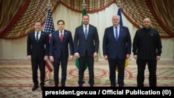 Дэлегацыі ЗША і Ўкраіны пасьля перамоваў. Зьлева направа: дарадца прэзыдэнта ЗША ў нацыянальнай бясьпецы Майк Уолц, дзяржаўны сакратар ЗША Марка Рубіё, кіраўнік Офісу прэзыдэнта Ўкраіны Андрэй Ярмак, міністар замежных справаў Андрэй Сыбіга, міністар абароны Рустэм Умераў 