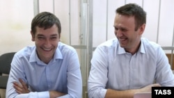 Бертуган Олег (сулда) һәм Алексей Навальныйлар