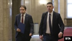 Божидар Божанов (вляво) и Ивайло Мирчев от ПП-ДБ в кулоарите на парламента, 14 май 2025 г.