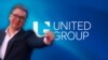 Президентът на Сърбия Александър Вучич на фона на логото на United Group. Колаж: Свободна Европа