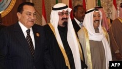 ملک عبدالله، پادشاه عربستان (وسط) همراه با امیر کویت (راست) و رییس جمهور مصر. (عکس: AFP)