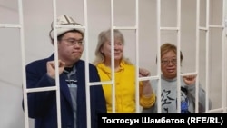 Темирлан Султанбеков, Ирина Карамушкина жана Роза Түрксевер сот залында. Архив. 