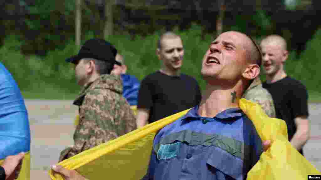 Украинские военнопленные после обмена на фоне нападения России на Украину в неизвестном месте в Украине, 9 июня 2025 года. Президент Украины Владимир Зеленский 