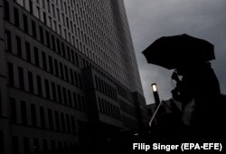 Germaniýa. Nawalnynyň bejergi alýan "Çarite" hassahanasynyň ýanyndan geçip barýan aýal. 2-nji sentýabr, 2020.