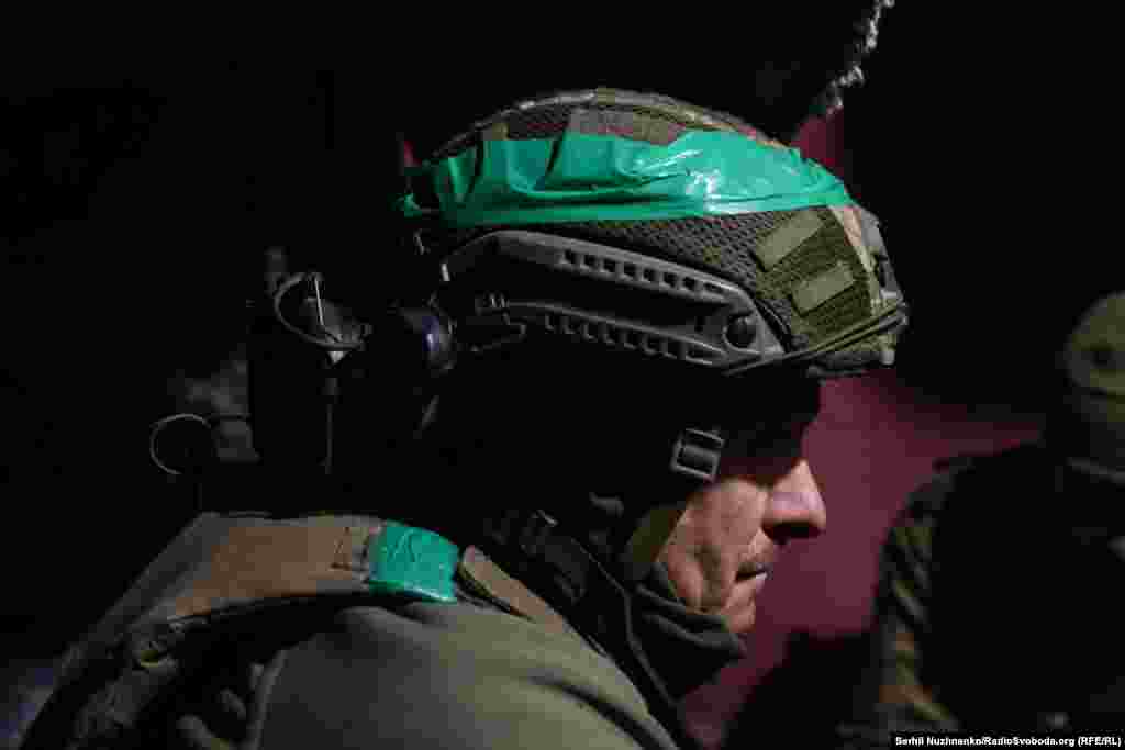 По рації передають повідомлення про рух противника на сусідньому фланзі, їхня &laquo;коробочка&raquo; підривається на міні, але встигає висадити піхоту. Хоч позиції міномета не є на першій лінії, але військові готуються до будь-якого розвитку ситуації.&nbsp; Через декілька годин приходить повідомлення, що російська піхота, яка встигла висадитись, &ndash; знищена