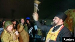 Поп аялдардын коргоо кошуунун түзгөн активисттерди алкоодо. Киевдин Төбөлсүздүк  майданындагы чатырлардын биринин ичи. 10-февраль 2014. 