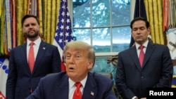 Дональд Трамп, віцепрезидент Джей Ді Венс та Марко Рубіо (праворуч) у Білому домі