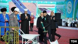 Prezidentiň ogly Serdar Berdimuhamedow ýol gurluşygyna badalga berýär. TDH-nyň arhiwinden alnan surat. 