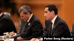 Türkmenistanyň prezidenti Serdar Berdimuhamedow (sagda) 