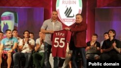“Рубин” президенты Валерий Сорокин Гөкхан Төрәгә 55 санлы футболка тапшыра.