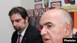 Начальник Государственной миграционной службы Гагик Еганян (справа) и председатель Ассамблеи армян Азербайджана Григорий Айвазян. Ереван, 22 июля 2010 г.  