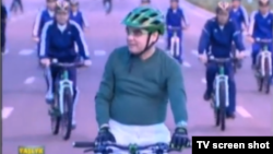 Türkmenistanyň prezidenti Gurbanguly Berdimuhamedow tigirli ýörişe gatnaşýar. 3-nji awgust, 2013.