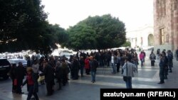 Armenia - People rally near the government building demanding revisions of criminal cases, Yerevan. 22Oct, 2015
