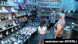 Ֆիրդուսի փողոցում գործող բացօթյա տոնավաճառ, Երևան, 2015թ.