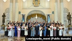 Қазақстан президенті Қасым-Жомарт Тоқаев (ортада) БАҚ саласы қызметкерлерін марапаттау рәсіміне қатысушылармен бірге түскен сурет. Ақорда, 24 маусым, 2025 жыл.