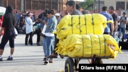 Грузчик рядом с таможенным постом «Жибек жолы» на границе Казахстана с Узбекистаном.  16 мая 2018 года.