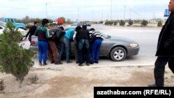 Жители областей, пытающиеся найти поденную работу на окраине Ашхабада (архивное фото) 